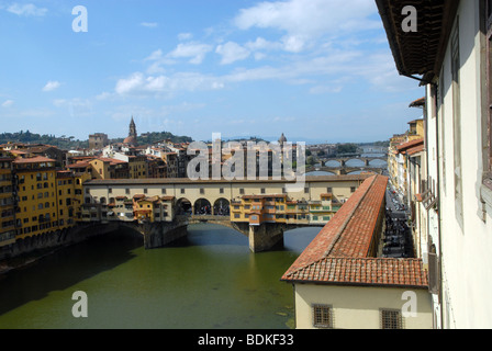 Ponte Vecchio in Florenz Italien zeigt die Corroidio Vasariano, die den Palazzo Vecchio mit dem Palazzo Pitti verbindet. Stockfoto