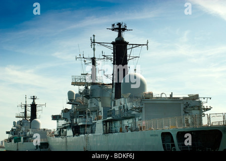 HMS Marine Schiffe, Southampton und Exster im Hafen von Portsmouth Stockfoto