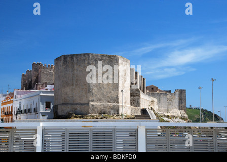 Maurische Burg in windigen Tarifa vor tiefblauem Himmel, Burg von Guzman el Bueno ruiniert Stockfoto