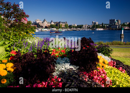 Empress Hotel befindet sich am inneren Hafen, aus Sicht der Songhees, Victoria, Vancouver Island, British Columbia, Kanada Stockfoto