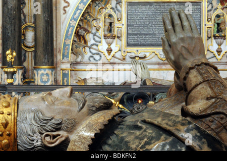 Bildnis von Ambrose Dudley mit Hand in Gebet und Flehen Beauchamp Kapelle St. Marys Church Warwick England Stockfoto