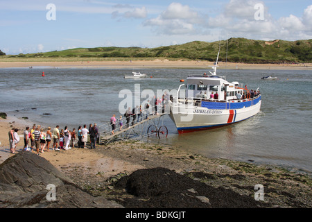 Urlauber, die einsteigen in des Jubiläum Königin Ausflugsschiff in die Mündung des Flusses Camel in Padstow, North Cornwall, England, U.K Stockfoto