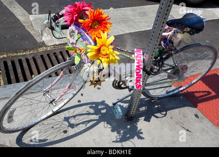 Fahrrad mit Blumen geschmückt und aufgerichtet und angekettet an eine Straße, Philadelphia, Pennsylvania, USA. Stockfoto