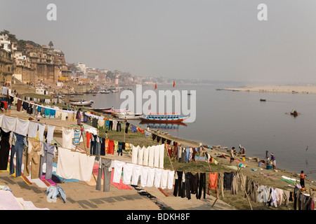 Wäsche ist zum Trocknen an den Ufern des Flusses Ganga (Ganges) in Varanasi, Indien gehängt. Stockfoto