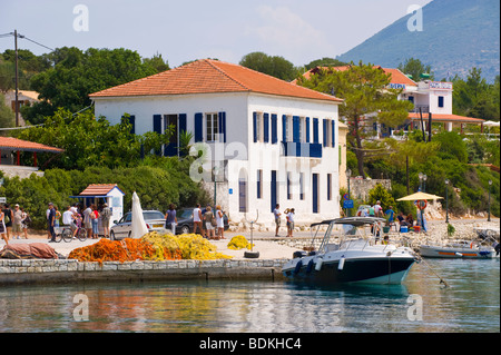 Vergnügen und Freizeit Boote vertäut im malerischen Hafen von Fiskardo auf der griechischen Mittelmeer Insel von Kefalonia Griechenland GR Stockfoto