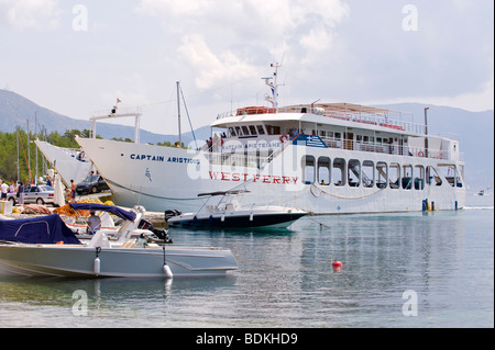 Passagier- und Autofähre Ausschiffung im Hafen von Fiskardo auf der griechischen Mittelmeer Insel von Kefalonia Griechenland GR Stockfoto