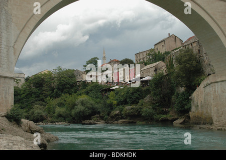 Auf der Suche durch den Torbogen aus dem 16. Jahrhundert restaurierten osmanischen Brücke über die Neretva, in der Stadt Mostar, Bosnien und Herzegowina. Stockfoto