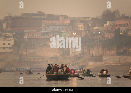 Touristen aus der Asien-Pazifik-Region genießen Sie am frühen Morgen Bootsfahrt auf dem Nebel Ganga (Ganges) Fluss in Varanasi gebunden. Stockfoto