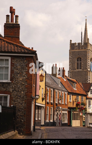 Ein Blick hinauf einer alten malerischen Straße in Norwich Norfolk Uk Stockfoto