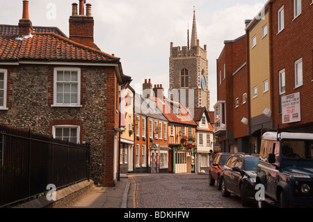 Ein Blick hinauf einer alten malerischen Straße in Norwich Norfolk Uk Stockfoto