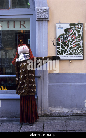 Traditionelle Puppe außerhalb ein Souvenir Shop, Altstadt, Tallinn, Estland Stockfoto