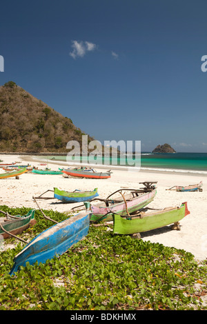 Indonesien, Lombok, South Coast, Selong Blanak, bunt bemalte Fischerboote am Strand Stockfoto