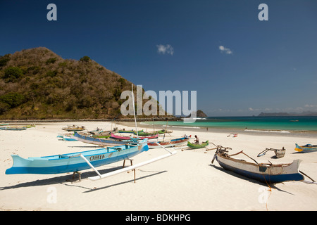 Indonesien, Lombok, South Coast, Selong Blanak, bunt bemalte Fischerboote am Strand Stockfoto