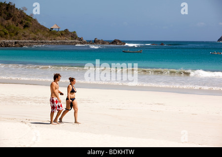 Indonesien, Lombok, South Coast, Selong Blanak, Paare am Strand entlang spazieren Stockfoto