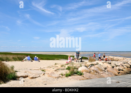 Menschen am Rock Harbor Beach in Orleans, Cape Cod Stockfoto