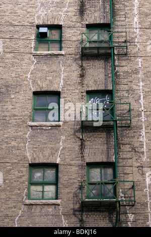 altmodische Feuerleiter auf Backstein-Gebäude Stockfoto