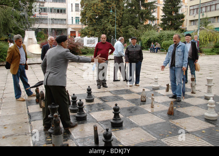 Eine Gruppe Männer spielen auf einem Lebensgroßen Schachbrett in einer Stadt in der Stadt Sarajevo, Bosnien und Herzegowina. Stockfoto