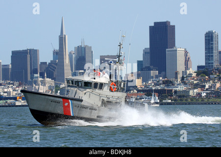 USCG 47 Fuß Motor Rettungsboot basierend auf Station Golden Gate sucht das Wasser der Bucht von San Francisco nach einer PIW (Person im Wasser) Stockfoto