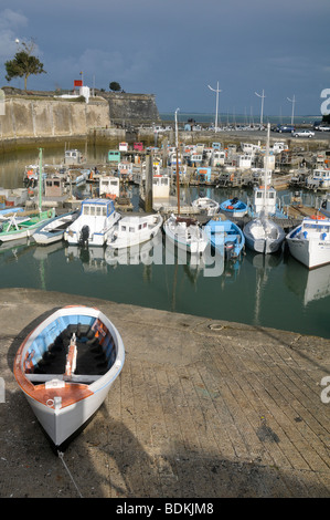 Überblick über den Fischereihafen von Château d'Oléron. Ein holzboot auf dem Kai. Ile d'Oléron, Frankreich. Stockfoto