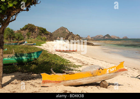 Indonesien, Lombok, South Coast, Kuta, bunt bemalten Fischerboote am Strand Stockfoto