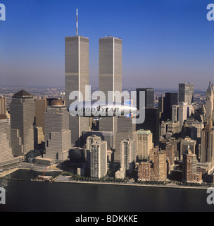 USA, New York, historische 1988 Luftaufnahme von Lower Manhattan mit Luftschiff gutes Jahr gegen die Zwillingstürme des World Trade Center Stockfoto