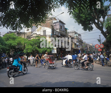 Vietnam, Hanoi, The Old Quarter, belebten Kreuzung am Hang Dao Straße Stockfoto