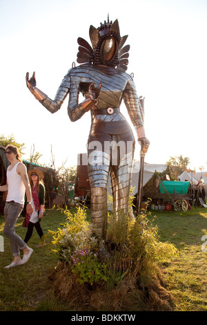 Skulptur in den grünen Feldern auf dem Glastonbury Festival 2009 Stockfoto