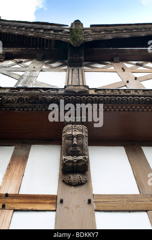 17. Jahrhundert Holz gerahmt Altbau mit geschnitzten Gesichtern, Ludlow, Shropshire, England Stockfoto