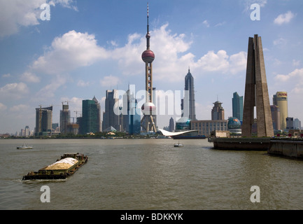 China, Shanghai, Fracht Lastkähne in der Mündung des Flusses Wusong mit Blick auf die Skyline von Pudong über Huangpu Fluss Stockfoto