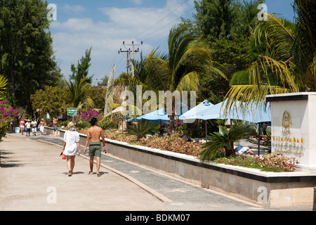 Indonesien, Lombok, Gili Trawangan, beach Road, Besucher vorbei an Boutique-Hotel Vila Ombak Stockfoto