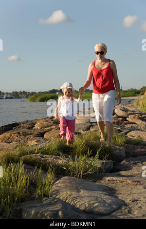 Familie zu Fuß über Pärnu Pier, Estland, Europa Stockfoto