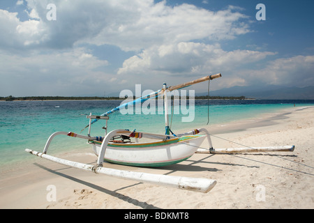 Indonesien, Lombok, Gili Trawangan, Auslegerboot am Strand Stockfoto