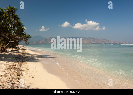 Indonesien, Lombok, Gili Air, weißen Sandstrand an der Küste gegenüber Gili Meno Stockfoto