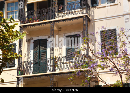 Gibraltar.  Typische Architektur in der Main Street. Schmiedeeisernen Balkonen, Schiebefenster und mediterranen Stil Fensterläden. Stockfoto