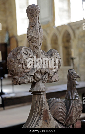 Holzschnitzereien in einer alten Kirche Stockfoto