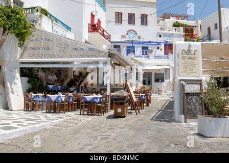 Ein schöner Blick auf das Restaurant und die Gay-Club auf dem Taxi Platz, Plateia Manto Mavrogenous, in die Stadt Mykonos. Hora, Myko Stockfoto