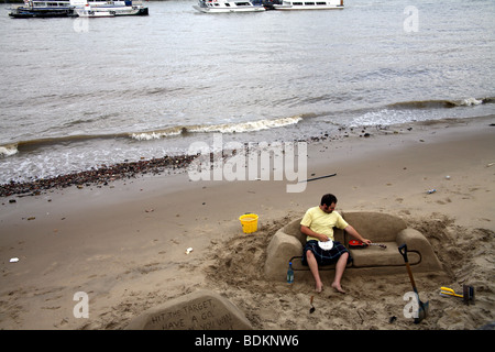 Arbeiten am Ufer der Themse bei Ebbe Sand-Bildhauer Stockfoto