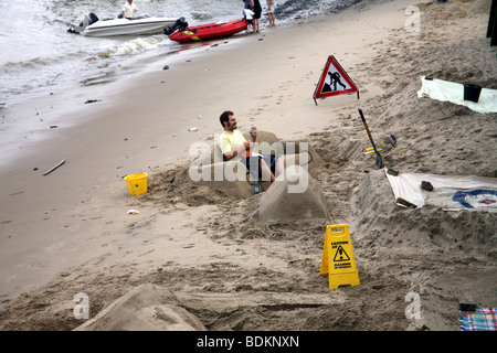 Arbeiten am Ufer der Themse bei Ebbe Sand-Bildhauer Stockfoto