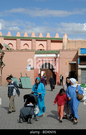 Familie von marokkanischen Frauen mit Push Chair oder Kinderwagen und Kinder vor Marrakesch Museum, Marrakesch, Marokko Stockfoto