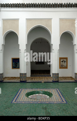 Inneren Hof der Marrakesch-Museum, ein ehemaliger Palast, mit gefliesten Springbrunnen, Marrakesch, Marokko Stockfoto