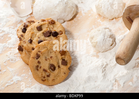 Overhead Schuss von frisch gebackenen Plätzchen mit einem Stück Teig neben ihnen am Tisch aus Holz Stockfoto