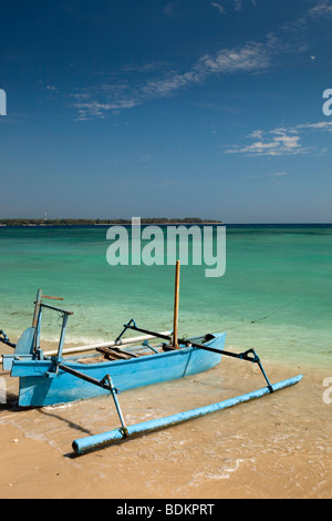 Indonesien, Lombok, Gili Air, blau lackierten Auslegerboot am idyllischen weißen Sandstrand Stockfoto