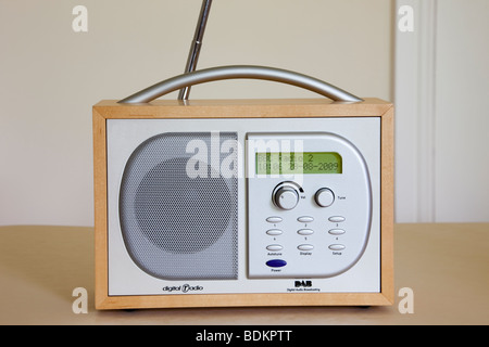 UK Retro Stil DAB Digitalradio auf BBC Radio 2 eingestellt Stockfoto