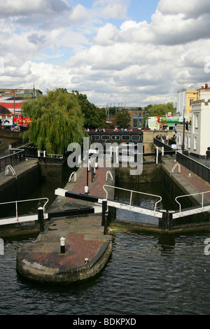 Hampstead Road Lock oder, wie es mehr allgemein bekannt, Camden Lock, London, UK ist. Stockfoto