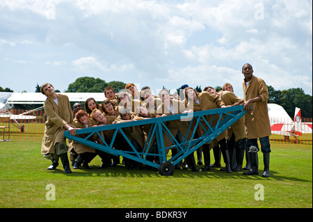 Jugendliche aus National Youth Theatre (NYT) nehmen Teil an einer Aufführung von "Flight" bei den 2009 Bleriot-Feierlichkeiten. Stockfoto