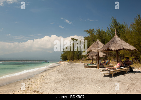 Indonesien, Lombok, Gili Air, Strand Gili Air Hotel schattigen strohgedeckten Sonnenschirmen und Bambus Liegestühle Stockfoto