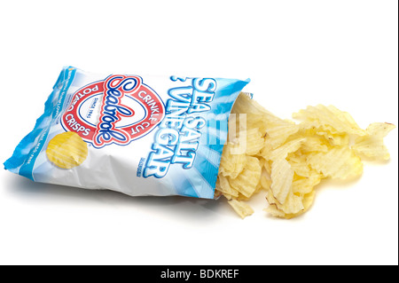 Eine geöffnete Packung "Salz und Essig" Kartoffel crinkle Chips Stockfoto