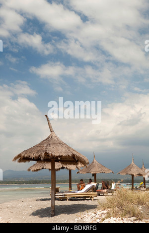Indonesien, Lombok, Gili Air, Strand Gili Air Hotel schattigen strohgedeckten Sonnenschirmen und Bambus Liegestühle Stockfoto
