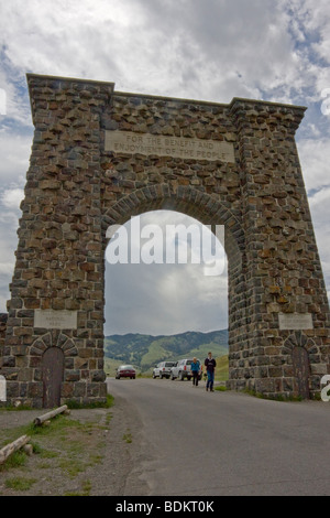 Historischen Bogen am Eingang zum Yellowstone National Park, Gardiner, Montana, USA Grundstein gelegt von Präsident Roosevelt Stockfoto