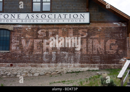 Alte Zeichen auf Seite des Stores, Gardiner, Montana, USA Stockfoto